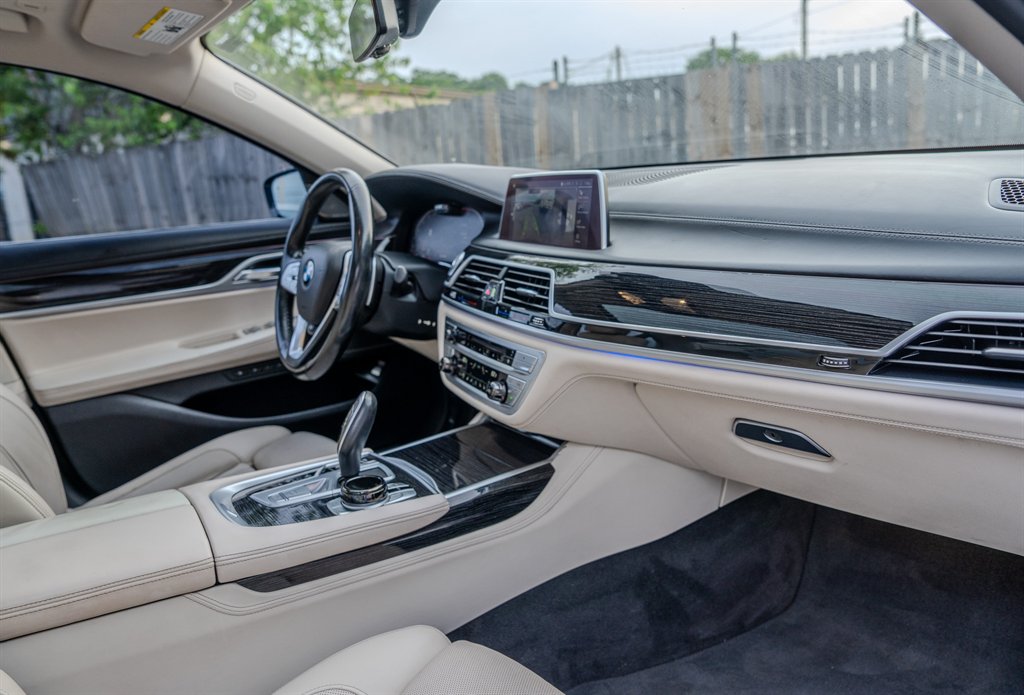 2020 BMW 7 Series 750i - Photo 33