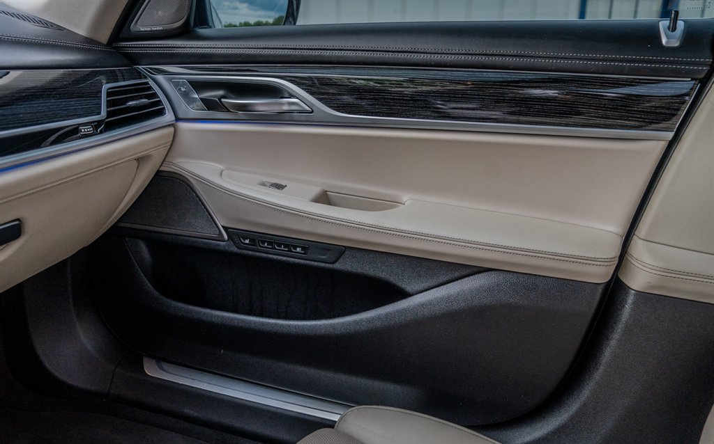 2020 BMW 7 Series 750i - Photo 24